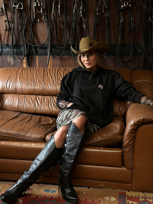 HODDIE NEGRO CHIGÜIRO ROSADOS