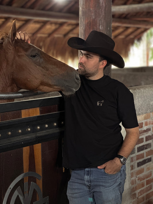 CAMISETA NEGRA CABALLO DORADO